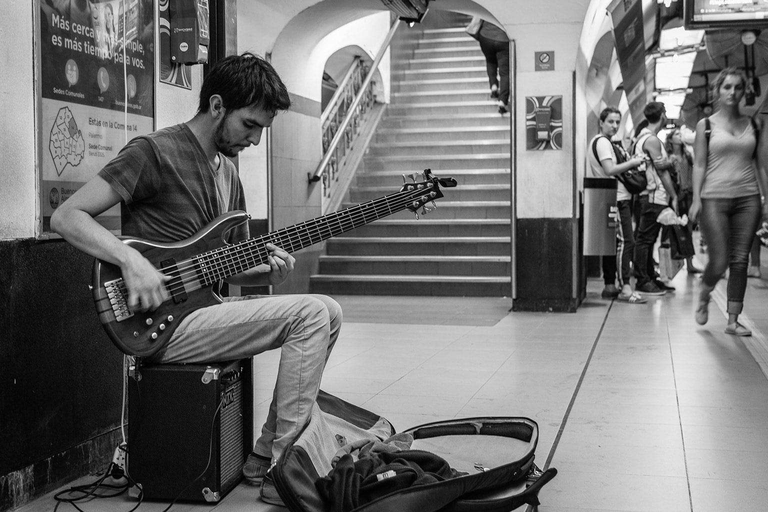 Raphael: 26 years old, Colombian, currently lives in Buenos Aires. <br> He came to do a postgraduate with an Argentine professor. Musician, he plays the bass of 6 strings like the gods, he interprets covers with his very particular and harmonious imprint. <br> Playing his music in subways and bars pays for his studies.
